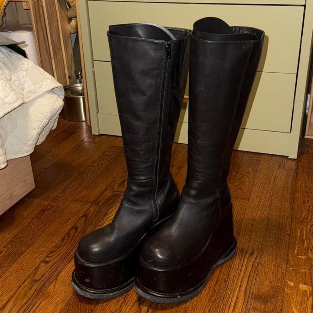 Unit smoke boot sz 8. Black leather platform zip up boot